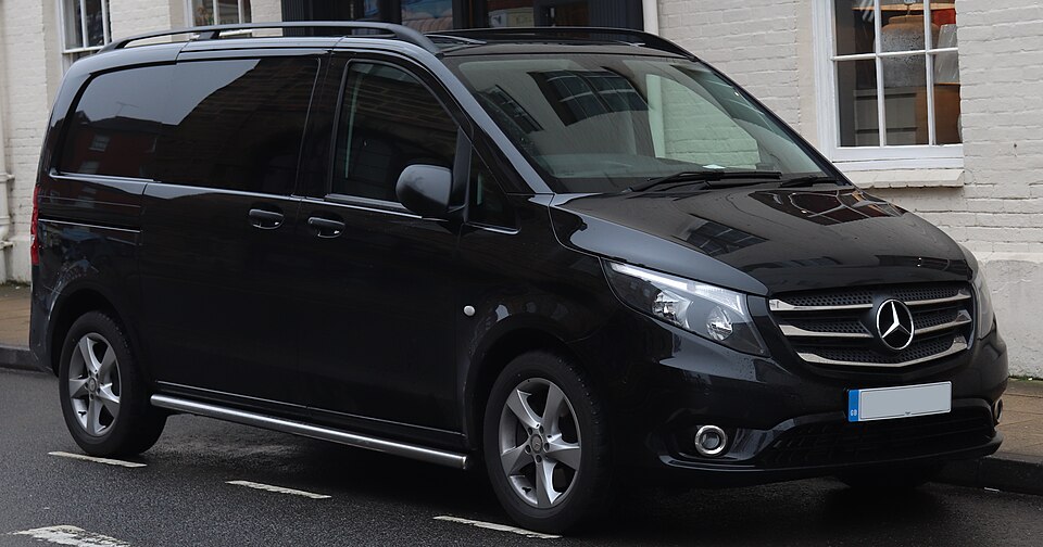 Siyah Mercedes Vito şoförlü araç